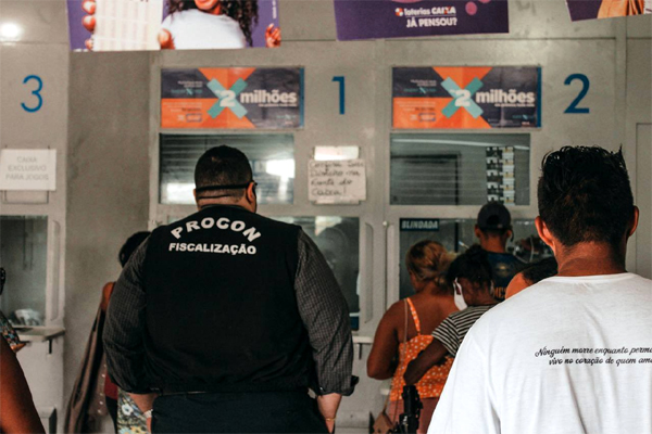 Bancos e lotérica são autuados por aglomerações em Humberto de Campos (MA)