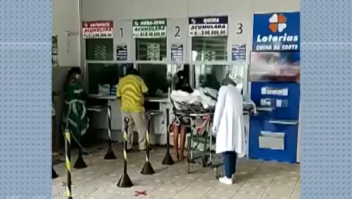 Idosa é levada para lotérica em maca hospitalar no sul da BA; paciente foi sacar aposentadoria