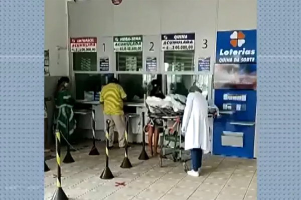 Idosa é levada para lotérica em maca hospitalar no sul da BA; paciente foi sacar aposentadoria