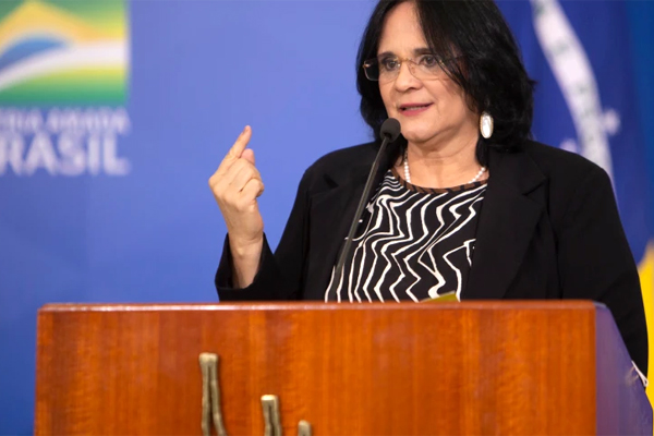 “Querem permitir que o brasileiro pague para ter azar”, critica Damares Alves
