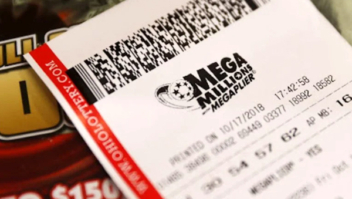 Idosa compra dois bilhetes iguais na loteria e ganha R$ 22 milhões