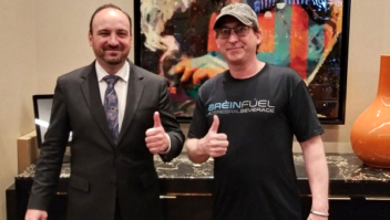 Americano joga poker por cinco dias seguidos e bate recorde mundial
