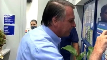 Bolsonaro para lotérica ao fazer jogo na Mega da Virada 1