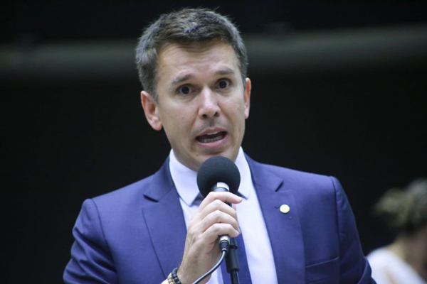 Deputados discutem projeto que legaliza cassinos no Brasil