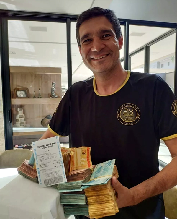 Grupo de amigos 'investe' R$ 22 mil em bilhete único na Mega-Sena da Virada: ‘temos muita chance de conseguir’
