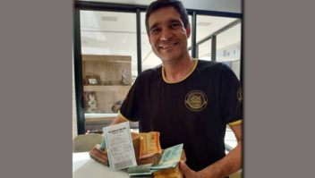 Grupo de amigos que 'investe' quase R$ 100 mil em loteria acertou apenas dois números sorteados: 'seguimos tentando'