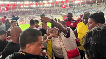 Embaixador de casa de apostas, Mc Poze acompanha vitória do Flamengo no Maracanã