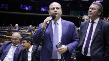 Governo condiciona piso de enfermeiros à aprovação dos jogos de azar