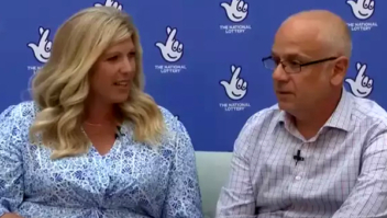 Casal que ganhou mais de um bilhão de reais em loteria estreia prêmio comprando carro usado