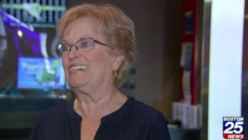 Mulher de 79 anos recebe bilhete de loteria como gorjeta e ganha prêmio de R$ 10 mil nos EUA