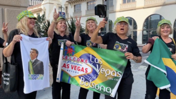 Bolsonaro chega a Los Angeles e é recebido por 'vovós poderosas de Las Vegas'