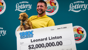 Tutor agradece cachorrinha dachshund por ter ganhado 2 milhões na loteria 1