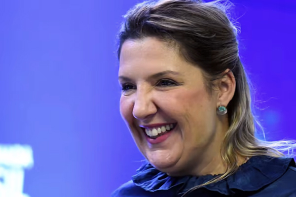 Daniella Marques toma posse como presidente da Caixa e defende banco alinhado com as mulheres 1