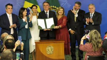 Bolsonaro sanciona piso da enfermagem, mesmo sem fonte de financiamento