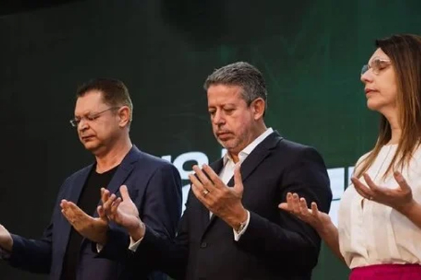 Arthur Lira recorre à frente evangélica para se reeleger em Alagoas