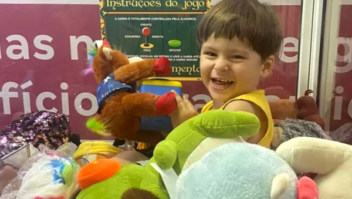 Criança fica presa em máquina de pelúcia de shopping da Zona Norte do Rio; veja vídeo