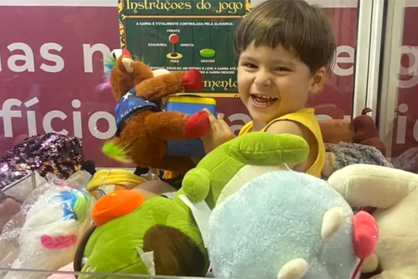Criança fica presa em máquina de pelúcia de shopping da Zona Norte do Rio; veja vídeo