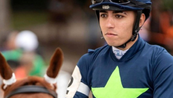 Jockey que caiu do cavalo e teve pulmão perfurado é um dos principais nomes do turfe nacional; vídeo