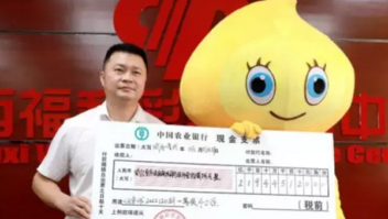 Ganhador de loteria recebe prêmio fantasiado para não ser reconhecido por família