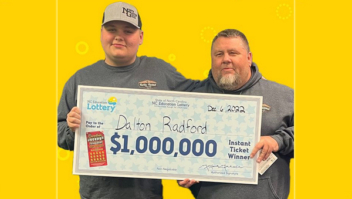 Jovem de 18 anos ganha US$ 1 milhão em loteria nos EUA após previsão do avô