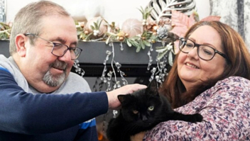 Boa Sorte: Casal resgata gato preto de rua e seis meses depois ganha na loteria