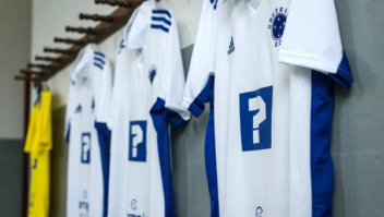Cruzeiro utiliza camisa com ponto de interrogação na estreia