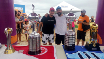 Ídolos do Grêmio e do Inter agitam o calçadão de Tramandaí no Rio Grande do Sul