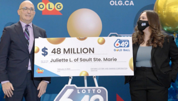 Jovem de 18 anos ganha prêmio de US$ 48 milhões em primeiro jogo de loteria
