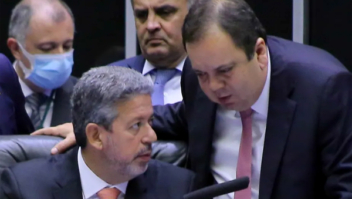 Pane em voo faz volta de Lira atrasar e Câmara cancela votações