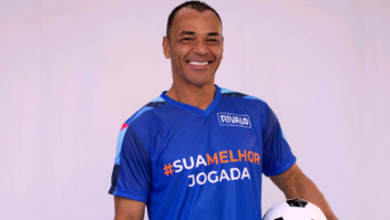 Rivalo e Cafu renovam parceria como embaixador da marca