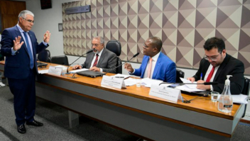 Líder dos opositores da legalização dos jogos passa vexame no Senado com o ministro Silvio Almeida