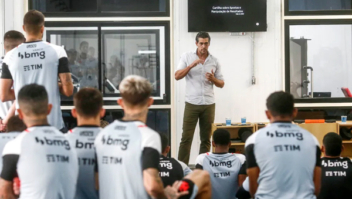 Vasco apresenta cartilha para evitar envolvimento de atletas em esquemas de manipulação de apostas esportivas