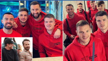 Ryan Reynolds leva jogadores do Wrexham para comemorar título em Las Vegas