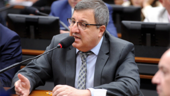 'Cadeia para quem roubou a paixão do povo brasileiro', diz Danilo Forte em CPI das Apostas