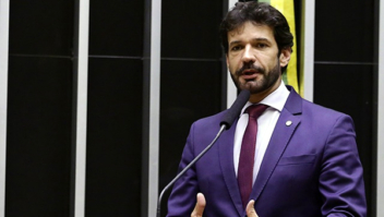 Deputado quer convidar representante de Blaze acusada de calote