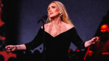 Adele revela desmaio nos bastidores de residência em Las Vegas após crise de dor na coluna