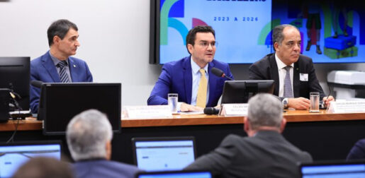 Ministro do Turismo apresenta em audiência pública na Câmara estudo que defende a legalização dos jogos como fonte de receita