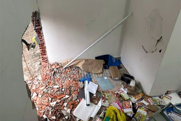 Bandidos quebram parede de lotérica e furtam cofre de 400 kg em Santa Catarina