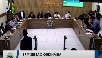 Vereador é denunciado por racismo após ofender parlamentar imitando som de macaco durante sessão; vídeo