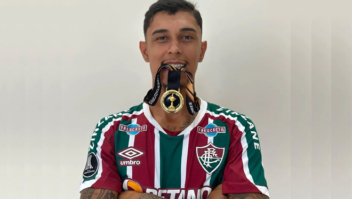 Vitor Mendes, que rescindiu com o Fluminense por envolvimento em apostas, posta foto com medalha da Libertadores