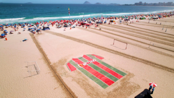 Camisa gigante do Fluminense ganha a areia de Copacabana