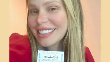 Ex-BBB Paulinha Leite mostra bolão premiado de R$ 4,2 milhões da Lotofácil e dá números para a Mega da Virada