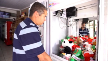 'Jogador profissional' de máquinas de pelúcia gasta R$ 1 mil por semana para capturar brinquedos