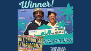 Sortuda que ganhou R$ 2,15 milhões na loteria em 2006 recebe prêmio de R$ 122 milhões