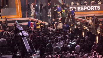 Manifestantes invadem palco do Major de CS, e troféu é derrubado