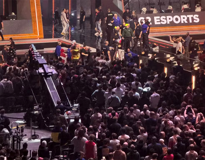Manifestantes invadem palco do Major de CS, e troféu é derrubado