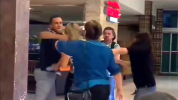 Clientes trocam socos e chutes em briga por causa de máquina de bichinhos de pelúcia em shopping no Recife; VÍDEO