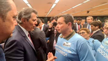 Lotéricos protestam em frente ao prédio da Caixa em Brasília 9