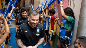 EstrelaBet reforma quadra em comunidade do Rio e leva atletas da Seleção Brasileira de Futsal para “treinar” com os moradores 3