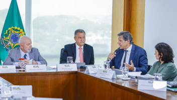 Governo recua, por ora, de bloqueio de cartão do Bolsa Família para bets após reunião com Lula